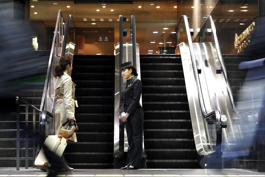 Hotel Granvia Κιότο Εξωτερικό φωτογραφία A concierge at the entrance of a shopping mall in Seoul, South Korea
